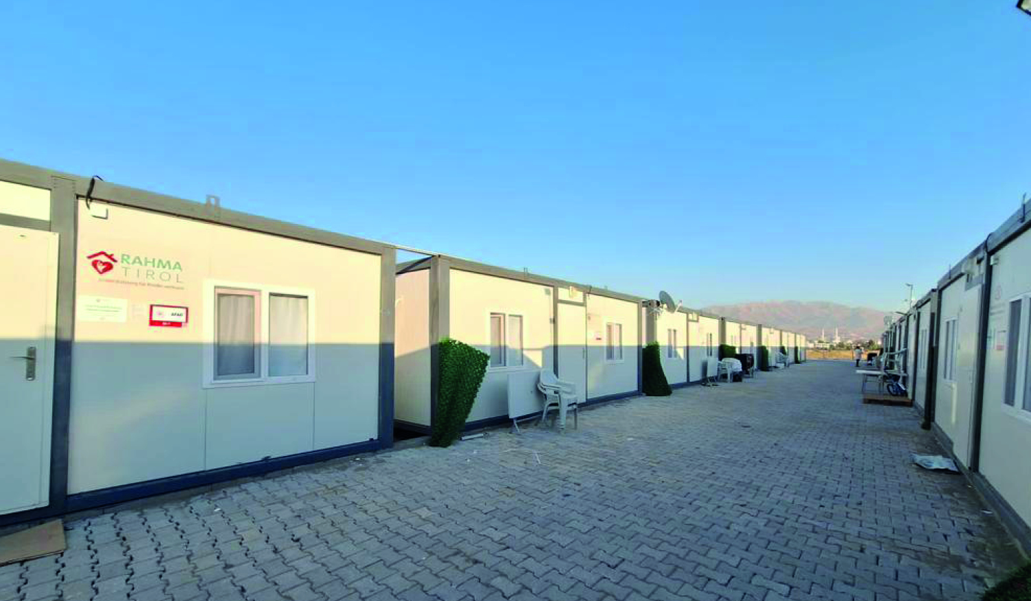  Containerhäuser an Erdbebenopfer geliefert